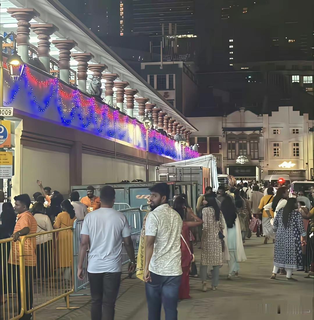真的新加坡离“印”加坡不远了。若干年前我们去“新马泰”旅游，最后一站新加坡，游客