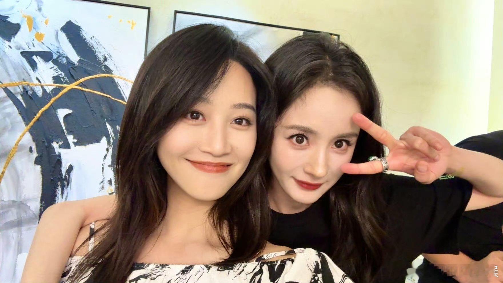 蓝盈莹杨幂庆功宴合照杨幂蓝盈莹庆功宴合照 蓝盈莹的发型很加分，杨幂的妆容也很精致