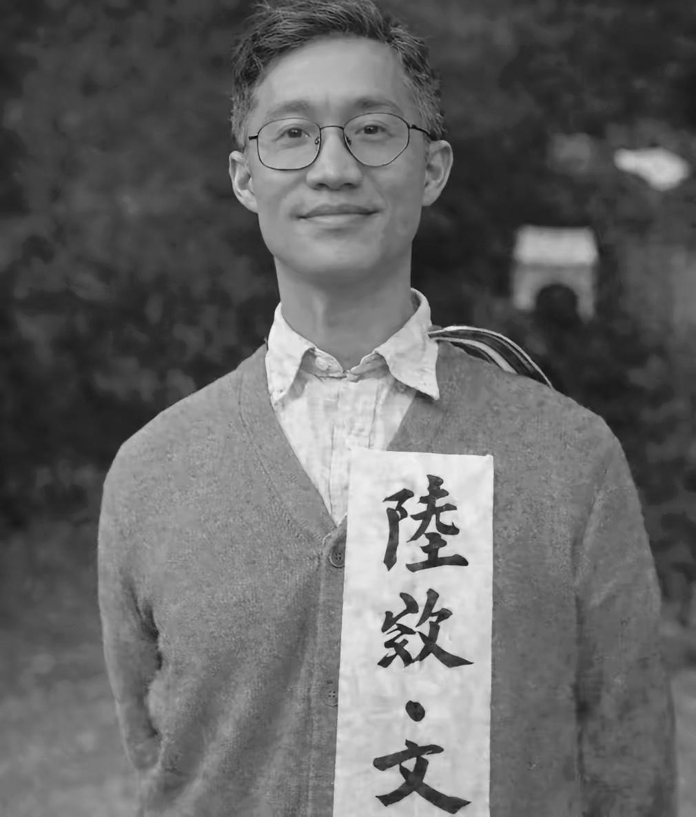 1950年，台北马场町刑场，27岁的陆效文戴着眼镜，面貌斯文，虽然双手被反绑，但