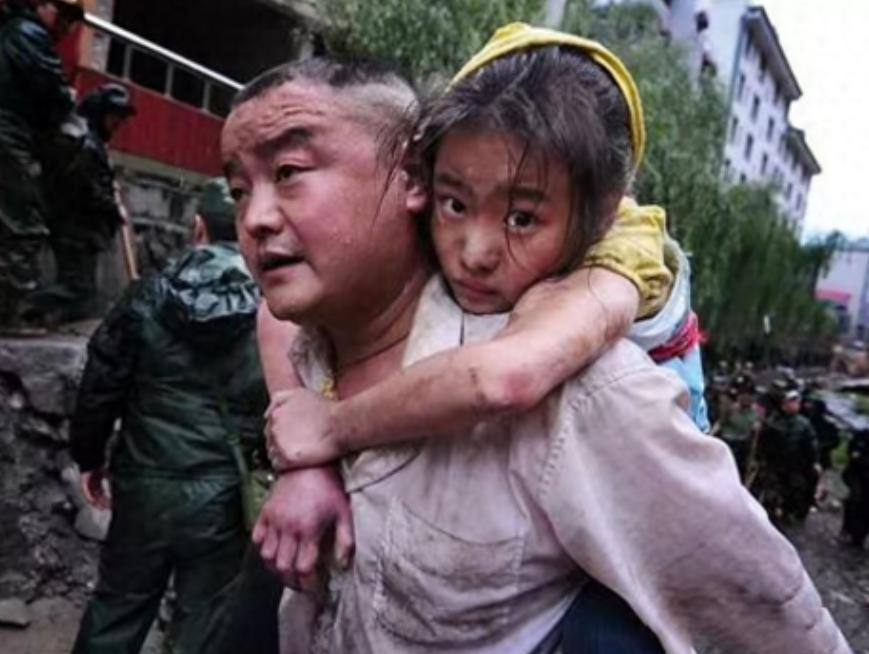 2008 年汶川地震，11 岁女孩李佳芹被埋废墟十余小时，父亲不顾众人劝阻，徒手