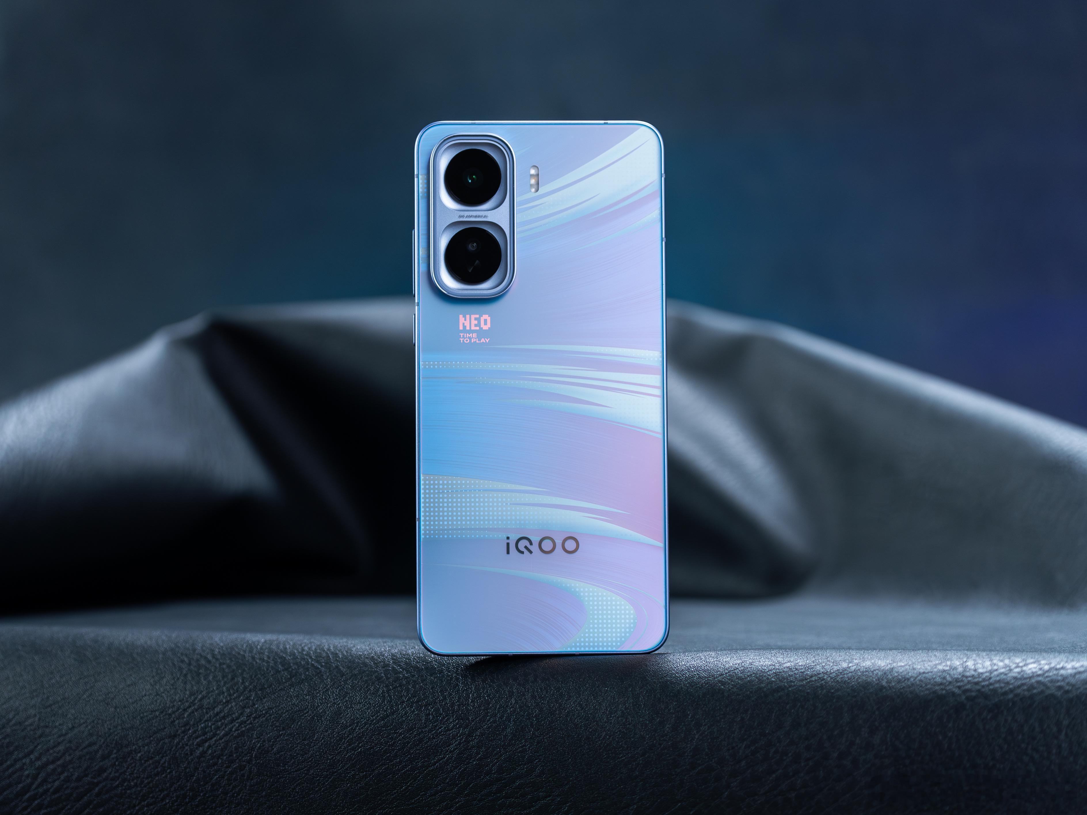 顺手拍了组iQOO Neo11真机图赏给大家感受下，这个「面对疾风」还是权威，你