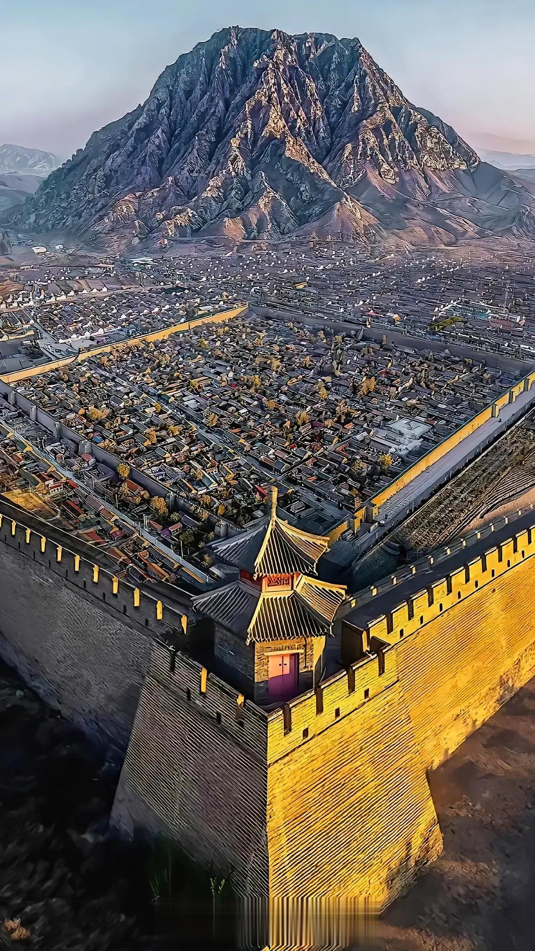 这座驿站始建于明朝，虽历经战火，却至今保存完好！现在从城角向内眺望，有种梦回大明