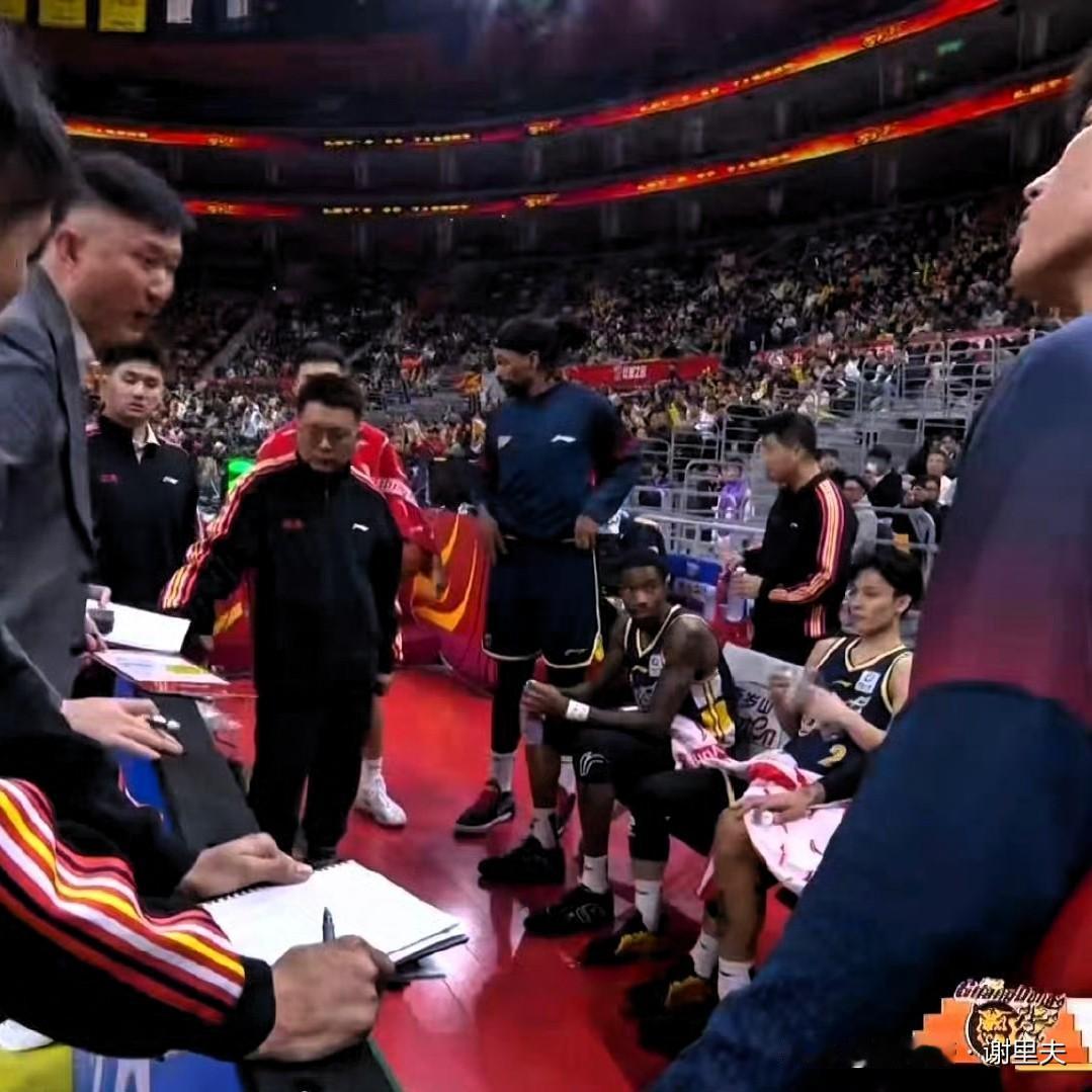 比分瞬间被反超，杜锋瞬间黑脸，三分钟之内叫两个暂停，邱彪开心像孩子，宏远进攻端打