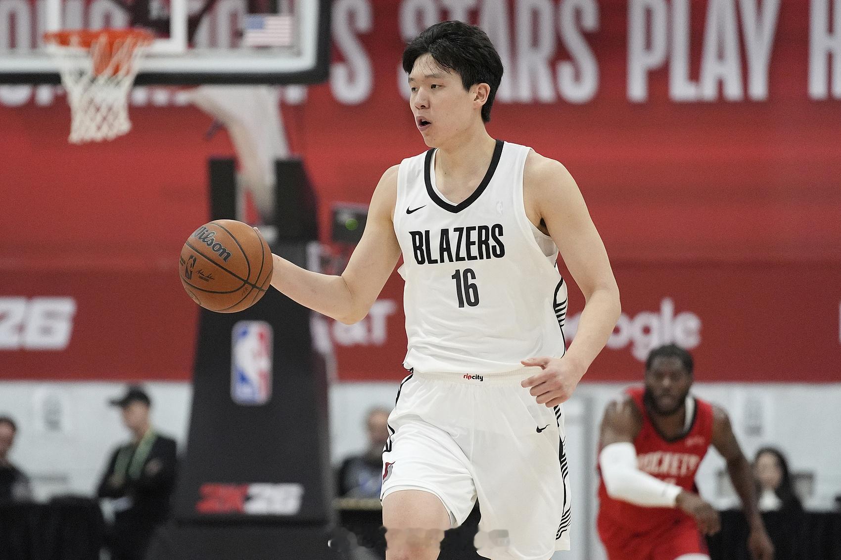 杨瀚森下班了！全场比赛，杨瀚森出战21分49秒，7投3中，拿到8分8篮板5助攻3