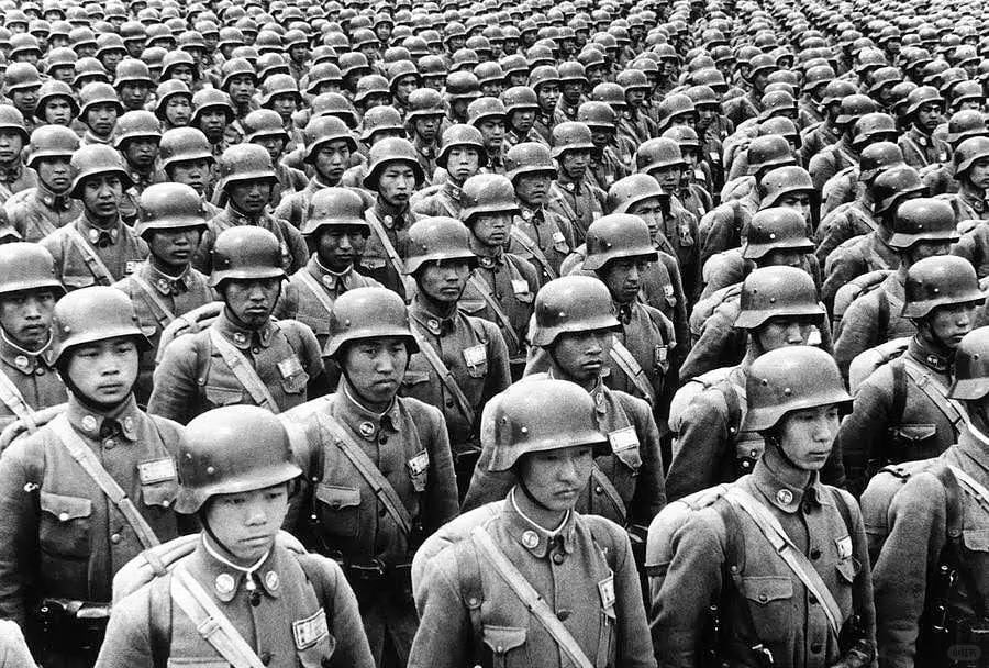 1940 年 7 月，中国军校学员身着全套战斗服，头戴德国 M1935...