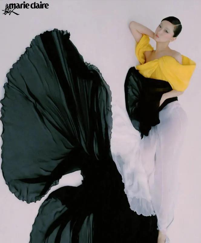 周冬雨因其最新的《嘉人》杂志封面而引发了广泛关注。看完的都笑了，这造型真是一言难