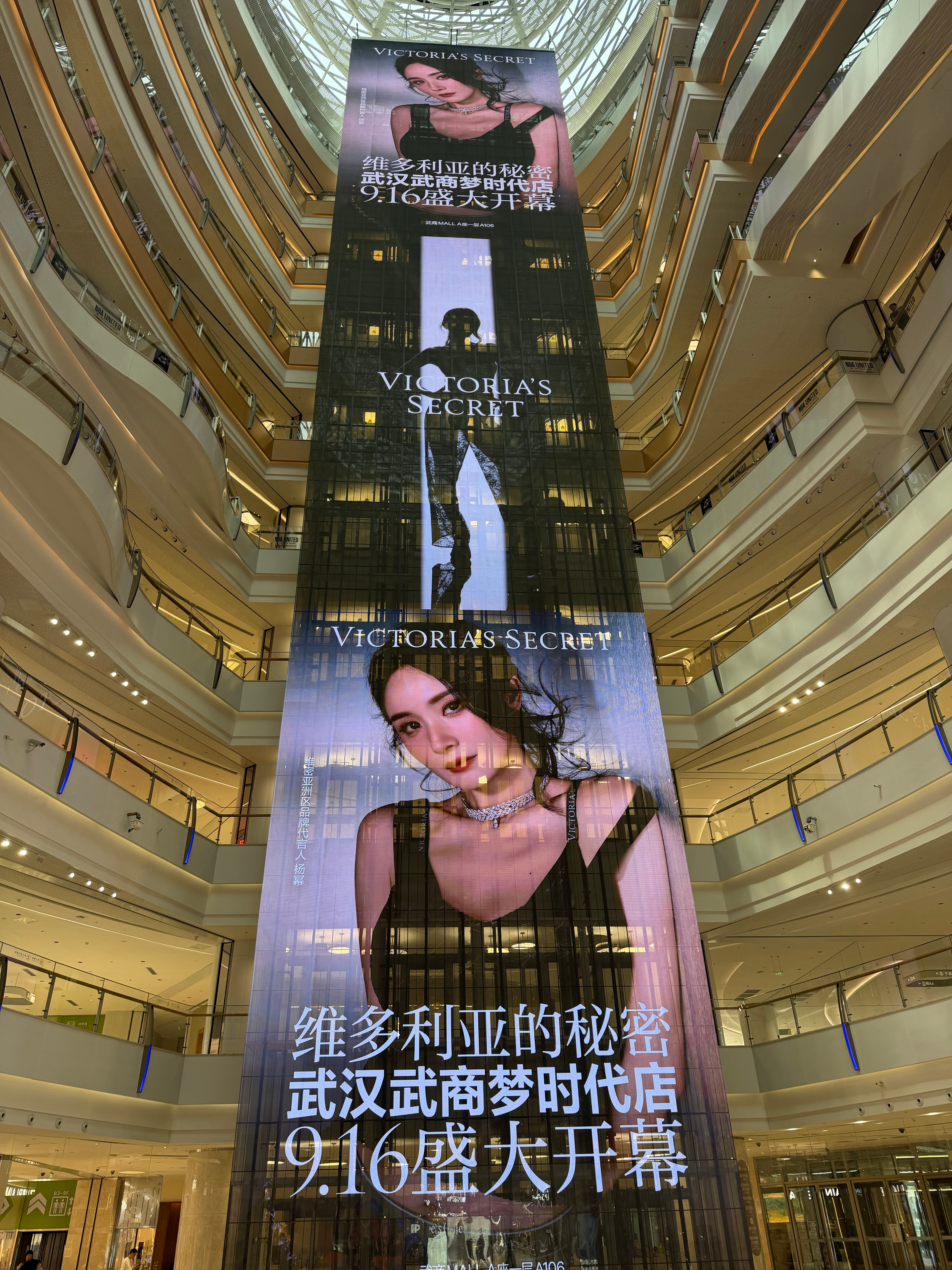 😯这个好震撼！武汉武商梦时代巨型瀑布大屏，10几层楼高的整面垂坠LED屏都铺满