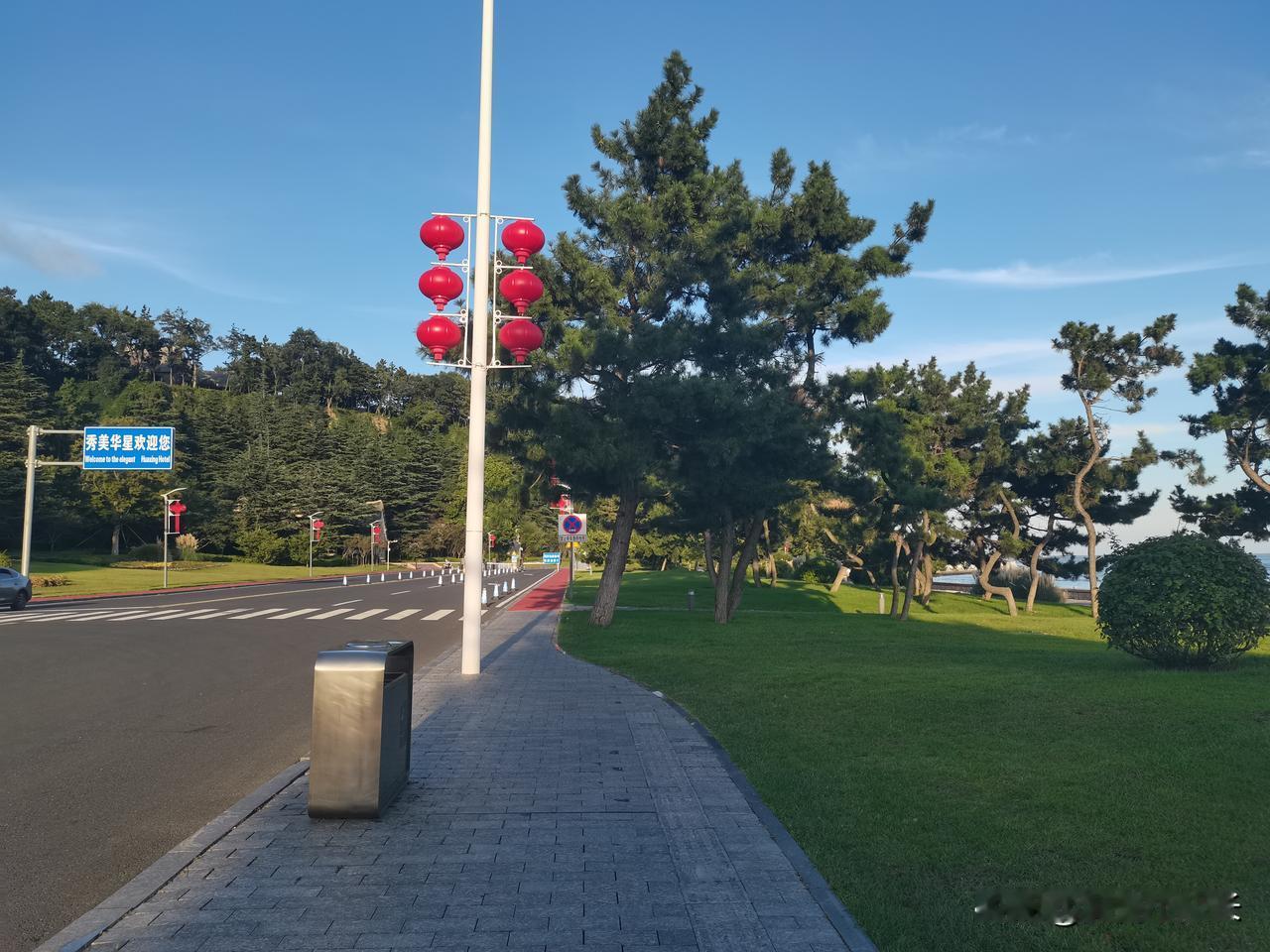 山东威海荣成市的环境真的没得说，是目前我去过的山东省各县域（县，县级市，）里环境