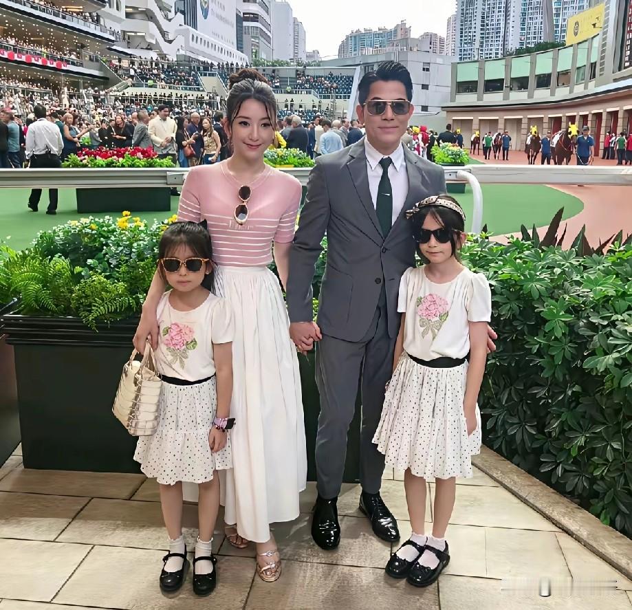 网友点评方媛原生长相：小脸配肉鼻比例独特，基因出众三个女儿颜值亮眼
 
近日有网