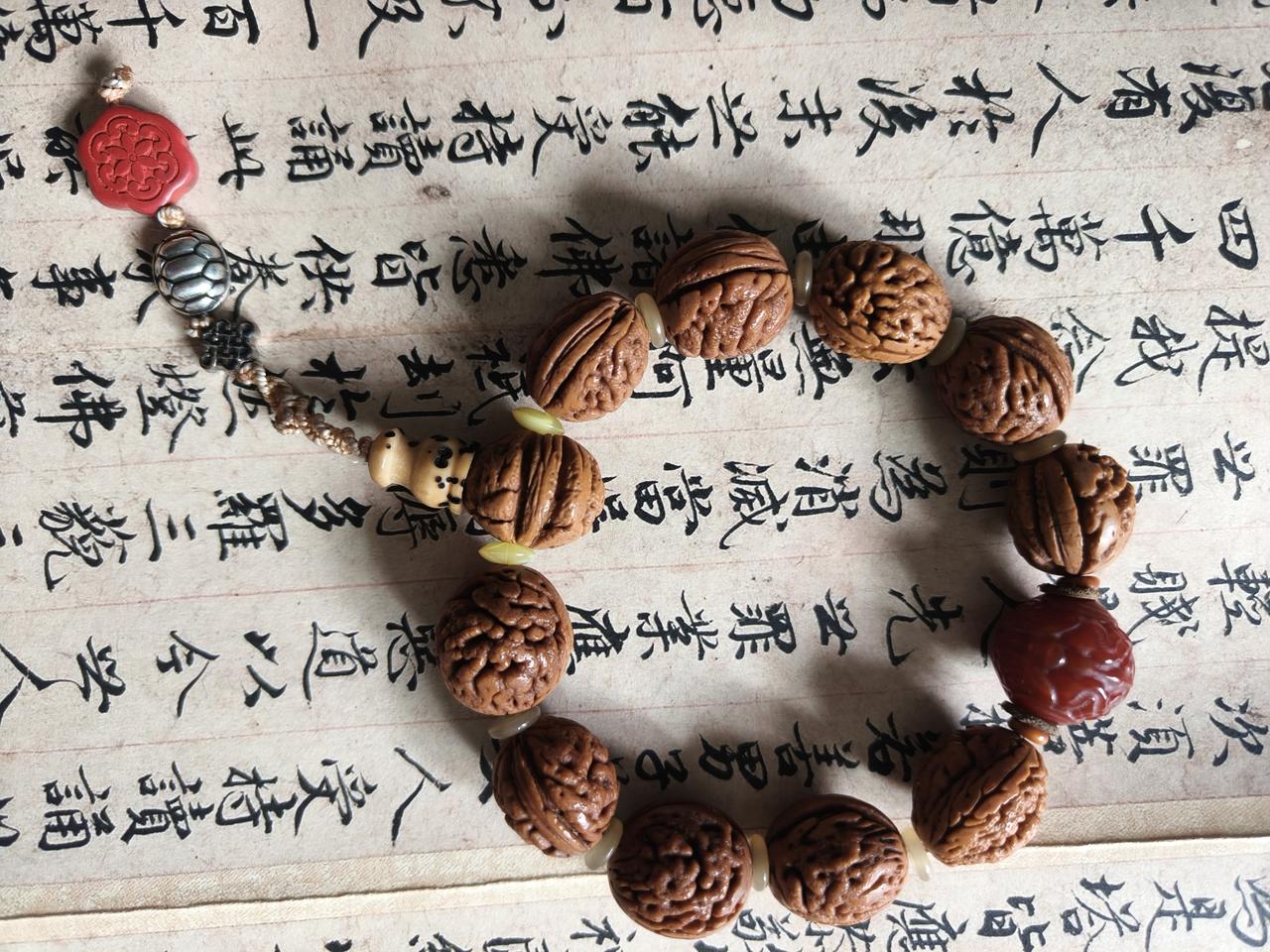 玩友们，敢不敢晒晒你的桃核串成色虽不完美，但自己动手做的就是特别。当时上班下班、