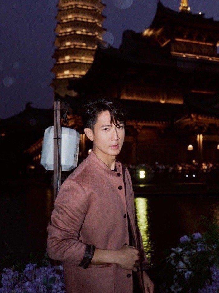 吴尊启程巴黎男装周吴尊亮相巴黎浪漫旅程正式起航！吴尊6月22日动身前往巴黎男装周