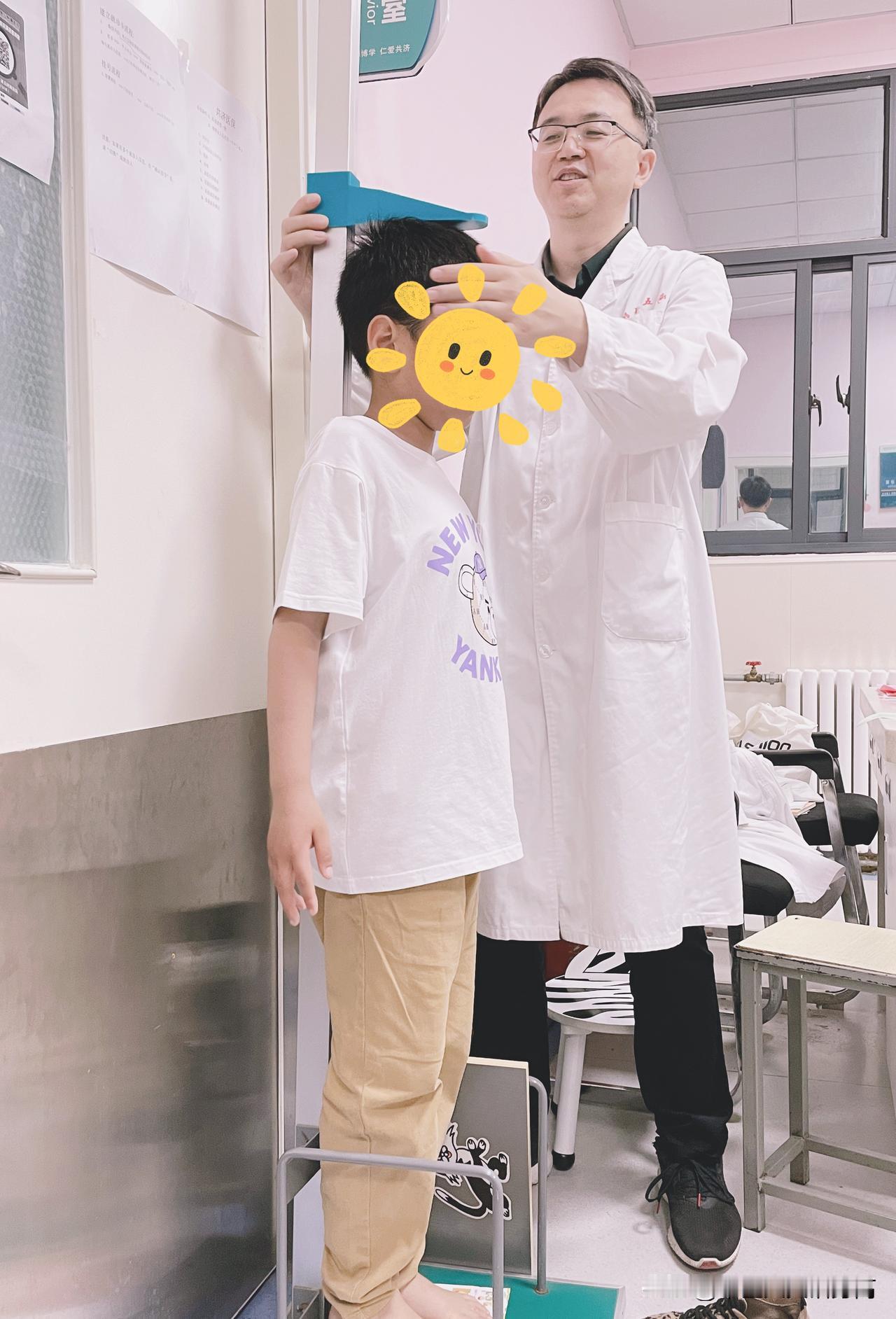 家长们，别再盲目卷孩子的身高了！

我有2个同学，毕业的时候一个去上海读研、找工