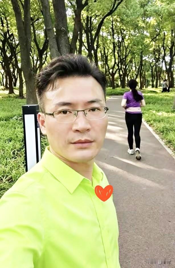 我年轻那会儿，是真的打心眼儿里喜欢我女朋友。
 
总觉得她哪儿都好，模样俏，性子
