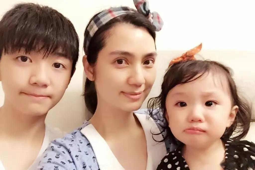 妈妈长的好看，儿女们自然好看