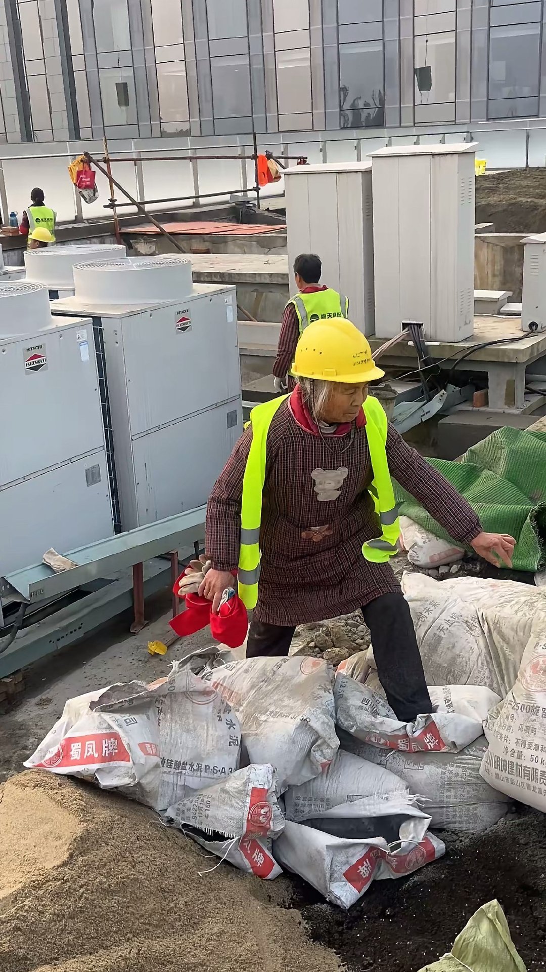 建议允许60岁以上农民工继续务工这个建议初衷很好，农村收入与开销严重失衡，允许他