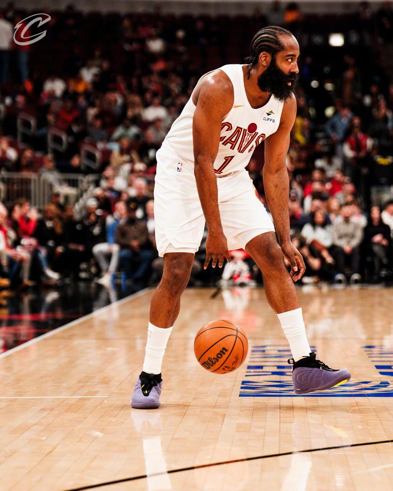 以为哈登来骑士是抱大腿的，结果打着打着哈登自己成大腿了！
今天米切尔和阿伦都不在