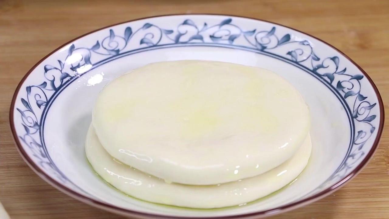 懒人面条做法，5天不用早起！🍞面条提前准备：400克面粉加3克盐，常温水和面，