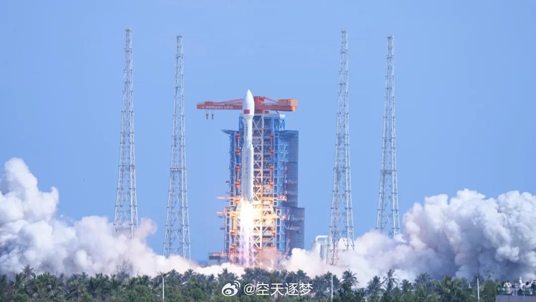 【早安丨航天历史上的今天 】2025年7月30日，我国长征八号甲运载火箭成功将卫