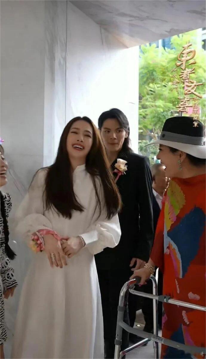不知道的以为郭碧婷是向太女儿，向佐是女婿，她是真的很宠郭碧婷啊[哈哈] ​​​