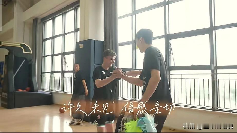 杨瀚森这英语肉眼可见的进步啊！

确实环境很重要啊，杨瀚森在回国后和外籍训练师对
