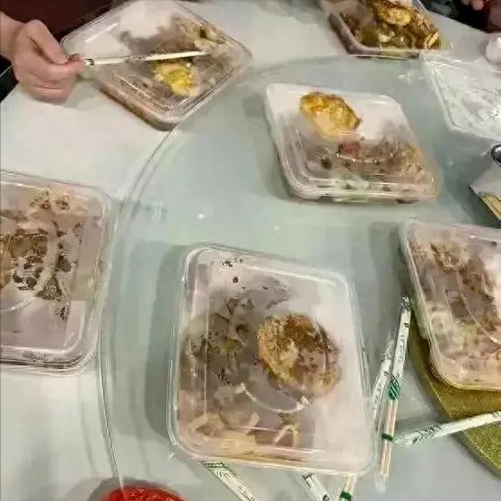 “天大的笑话！”2023年，湖北武汉一男子在酒店办婚礼，竟用盒饭招待宾客，而且盒
