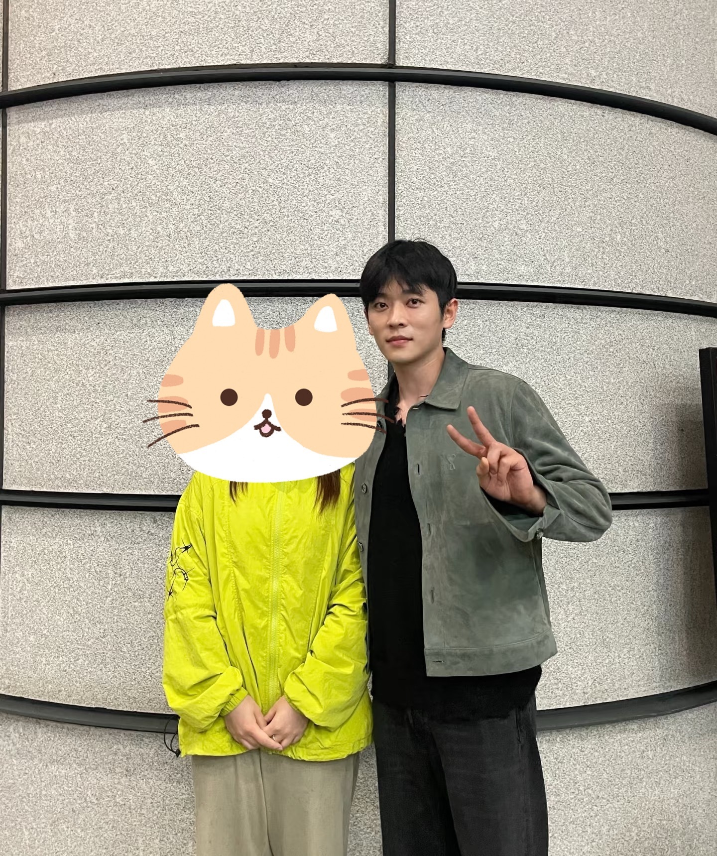 没想到丞磊去看了陶喆演唱会啊[doge]，网友小姐姐还和他合照了，羡慕……[泪]