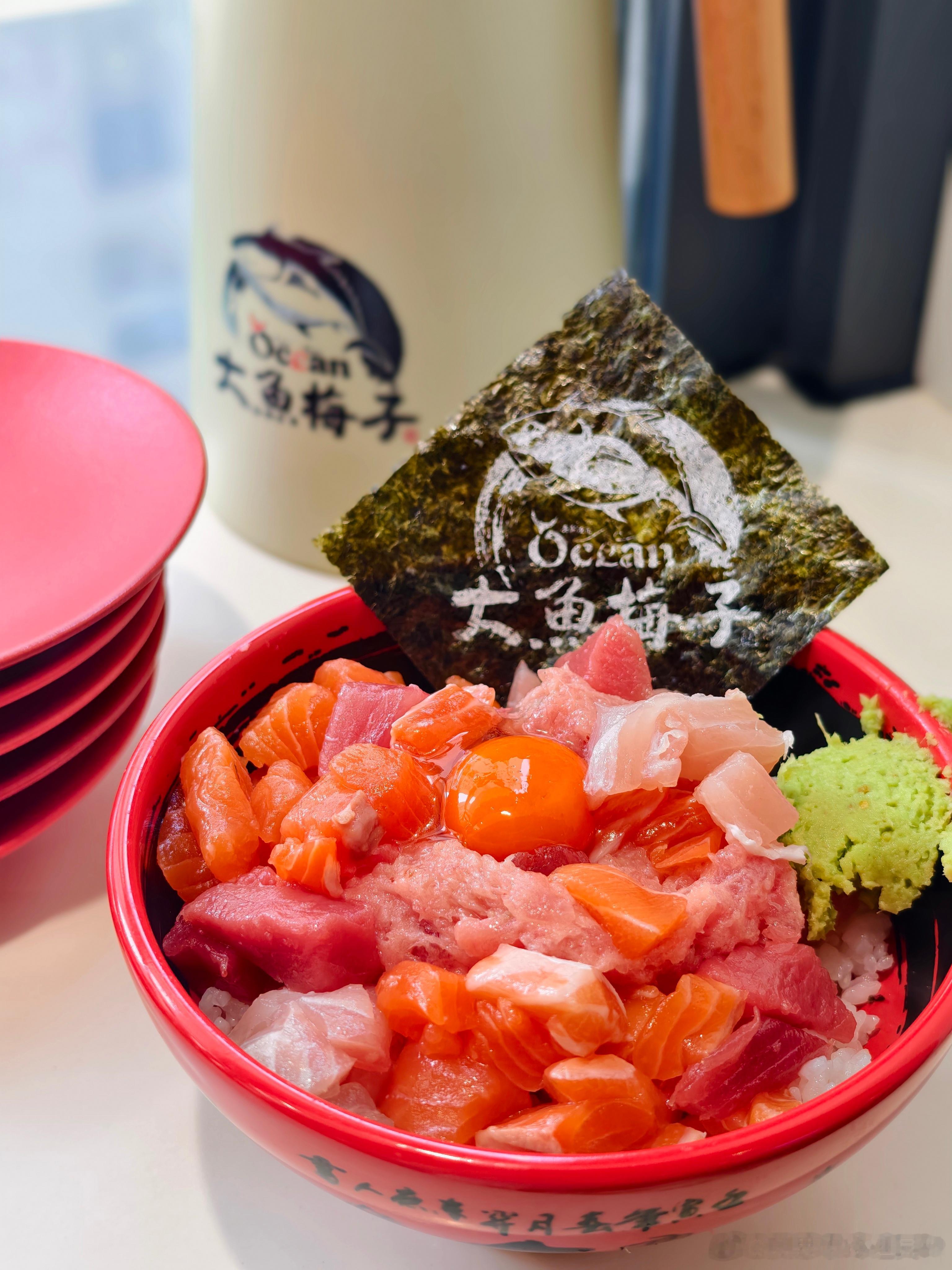 这碗鱼生饭一勺下去挖不到米饭，三文鱼金枪鱼肉量感人