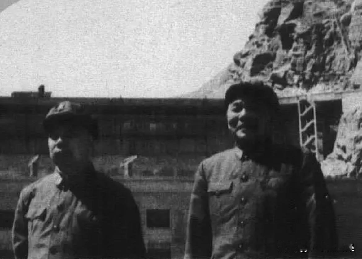1979年10月,陈先瑞中将同肖华上将(左)检查工作时于甘肃省刘家峡水库合影。兰