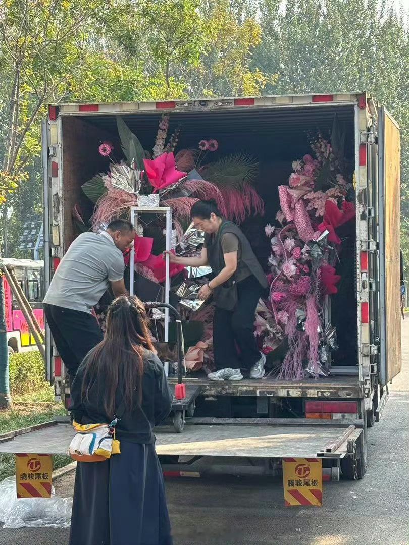 迪丽热巴铁了心要娶爱丽丝。。[苦涩]迪丽热巴见面会花篮迪丽热巴对爱丽丝的印象 ​