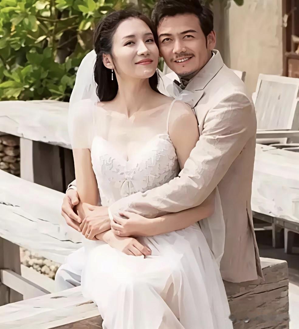 感觉杨烁这“老小子”气质很独特，长期胡子拉碴的，但是看上去一点都不“油腻”，反倒