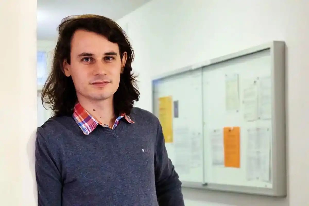 彼得舒尔茨拿IMO银牌那年，得金牌的某人后来出家当和尚去了虽然击败舒尔茨够他吹一