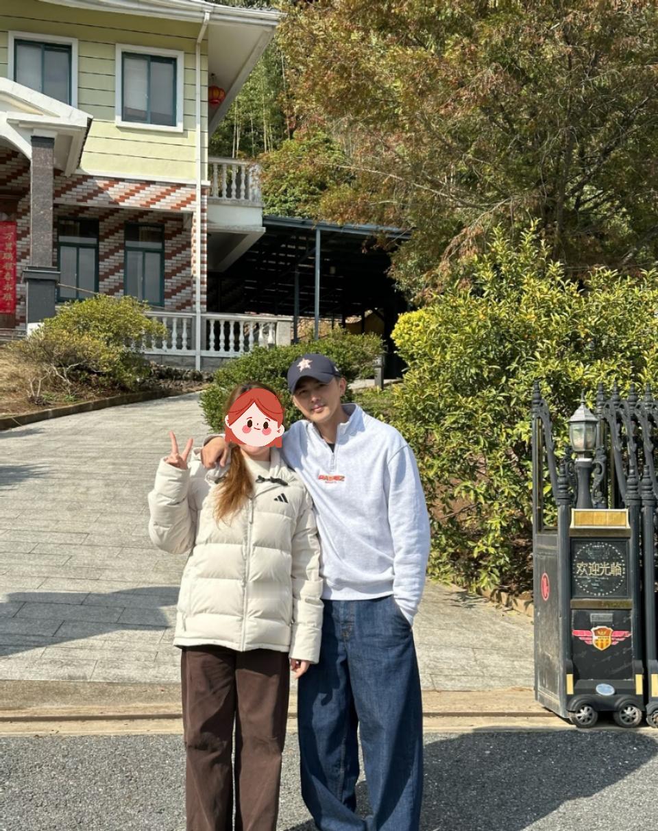 叶祖新和外甥女合影像Ai叶祖新和外甥女合影了 叶祖新和外甥女合影居然像合成的！！