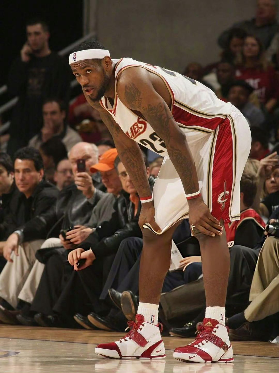 你会根据球衣的颜色搭配球鞋吗？评论区晒出你的穿搭吧骑士克利夫兰骑士nba詹姆斯