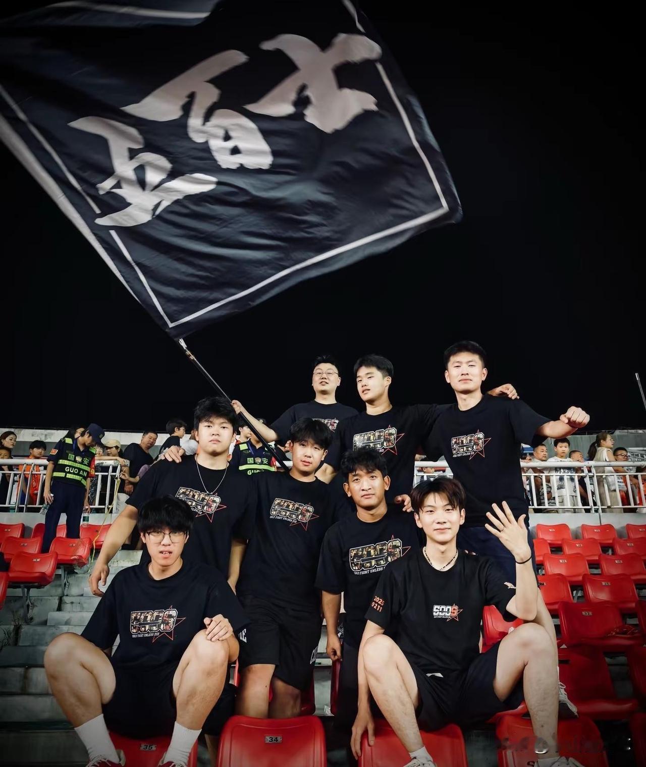 把握每一次机会 珍惜每一秒时间。青年球员的黄金时代就这么几年为自己的未来拼一把山