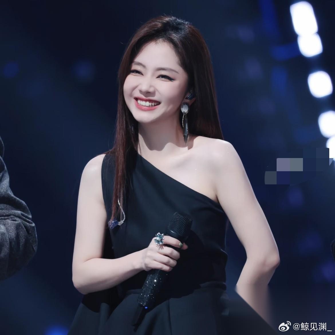我越来越看不懂谭松韵了 明明长得挺甜美挺有福气的 怎么在综艺里 穿的那么成熟呢？