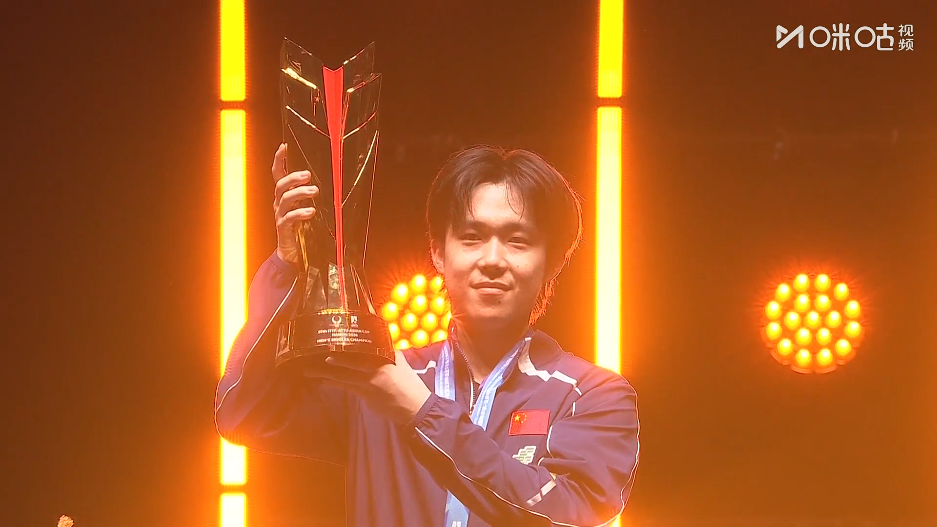 #王楚钦再次捧起亚洲杯奖杯# 捧杯时刻！再次恭喜2026首冠！ #王励勤为王楚钦