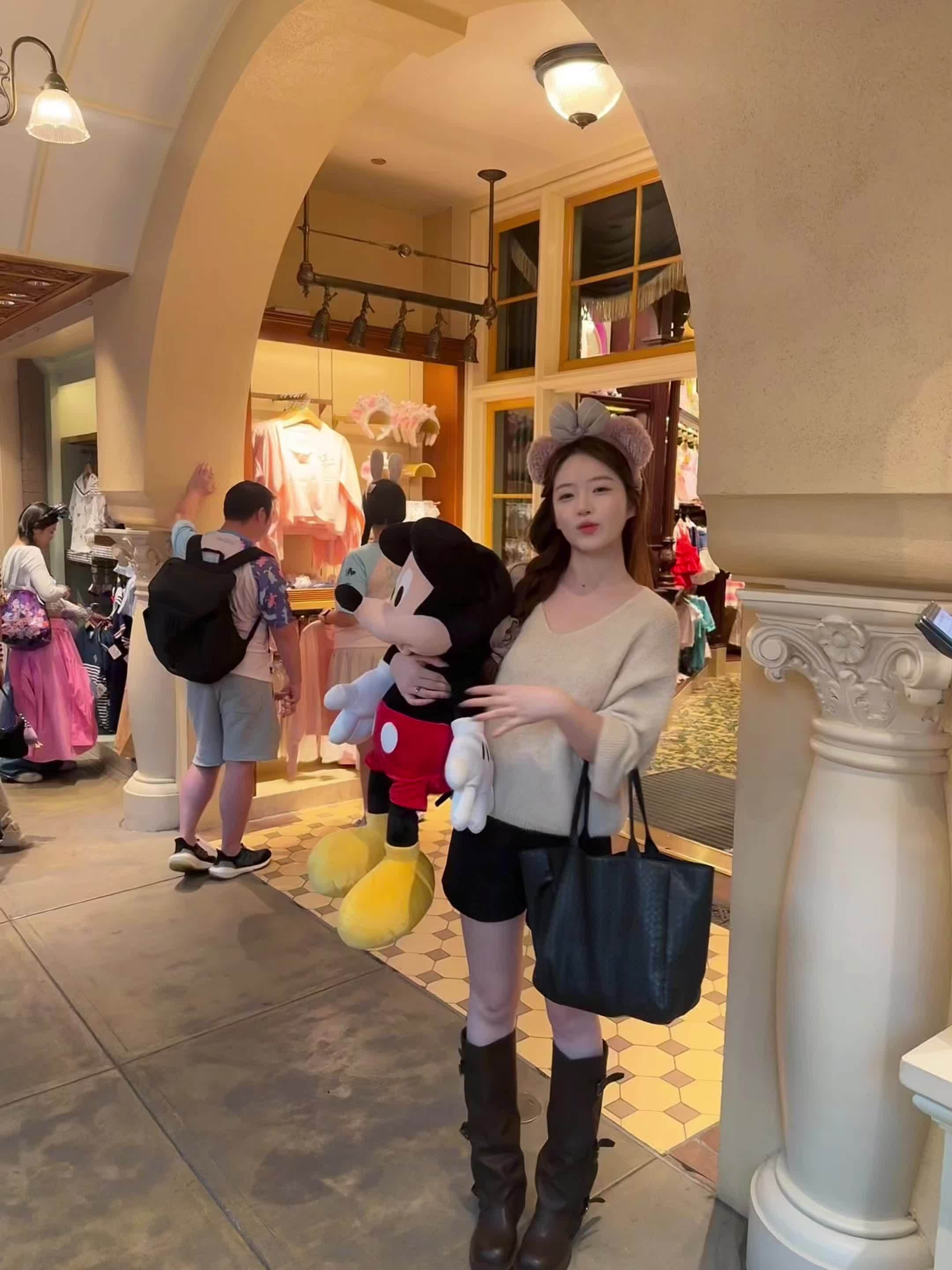 我的脸变圆了 但是我很开心 因为最近吃得饱睡得好 好幸福 