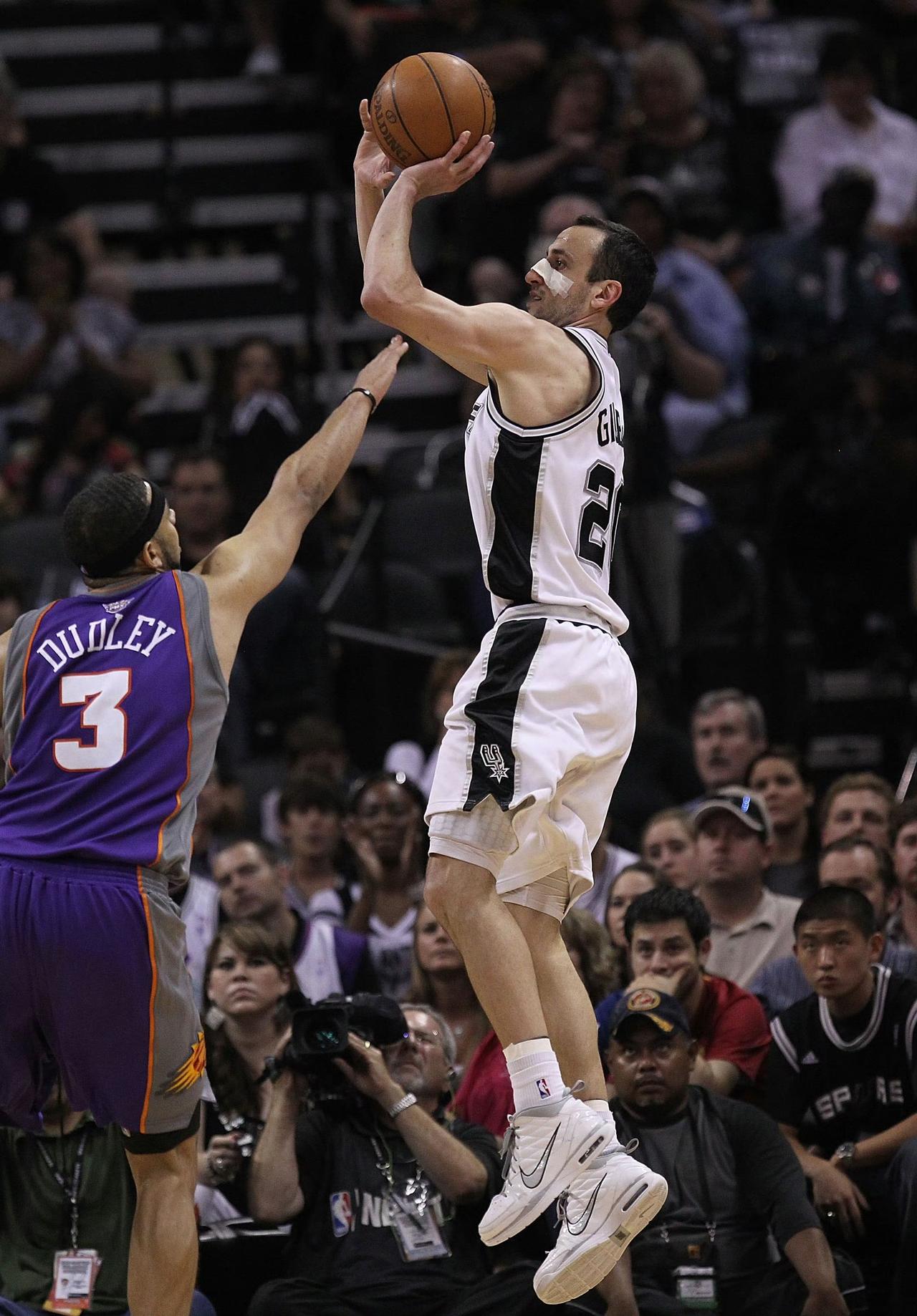 球场争锋，谁与争锋。吉诺比利