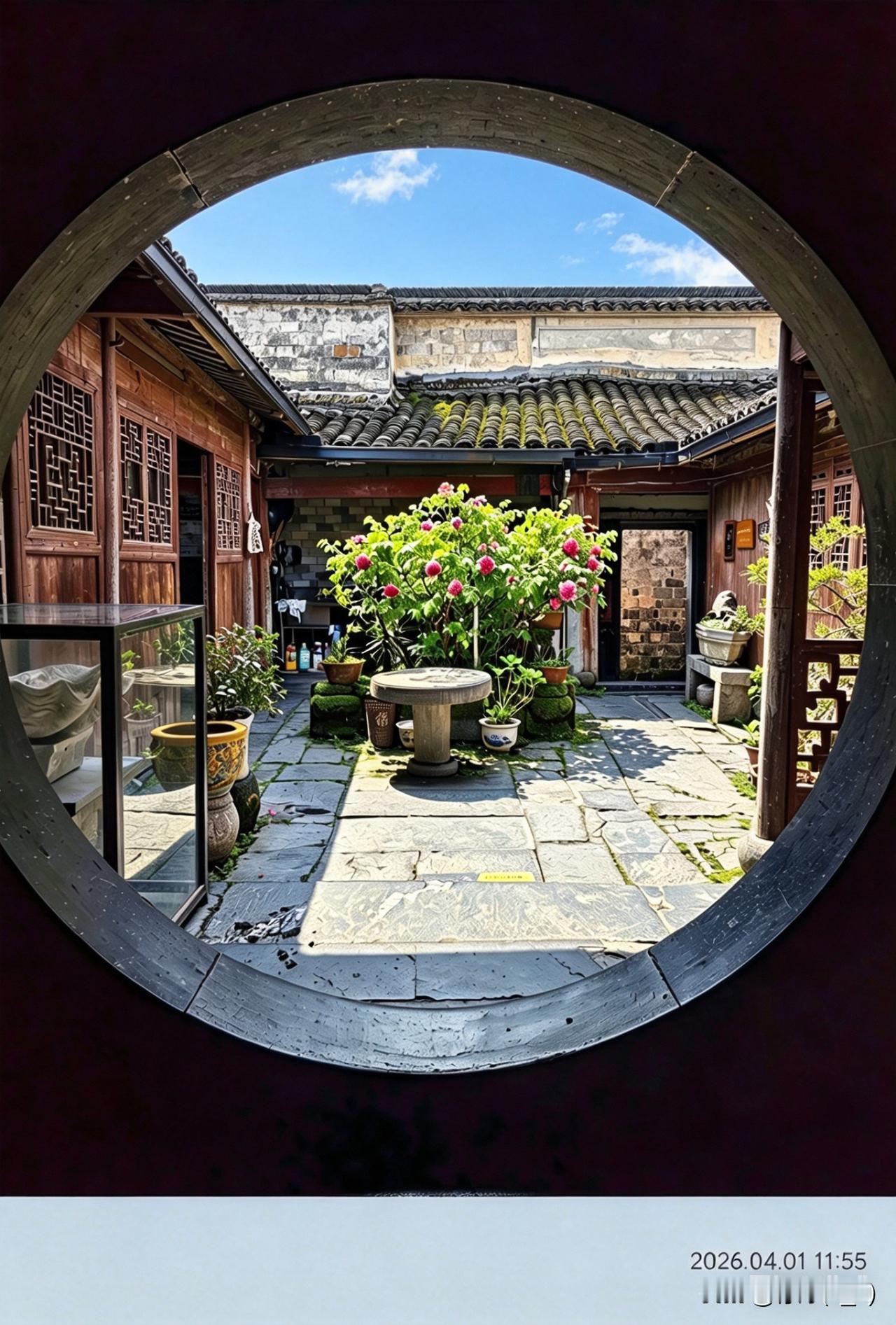 宠辱不惊，闲看庭前花开花落；
去留无意，漫随天外云卷云舒。
 
人这一生，最难得