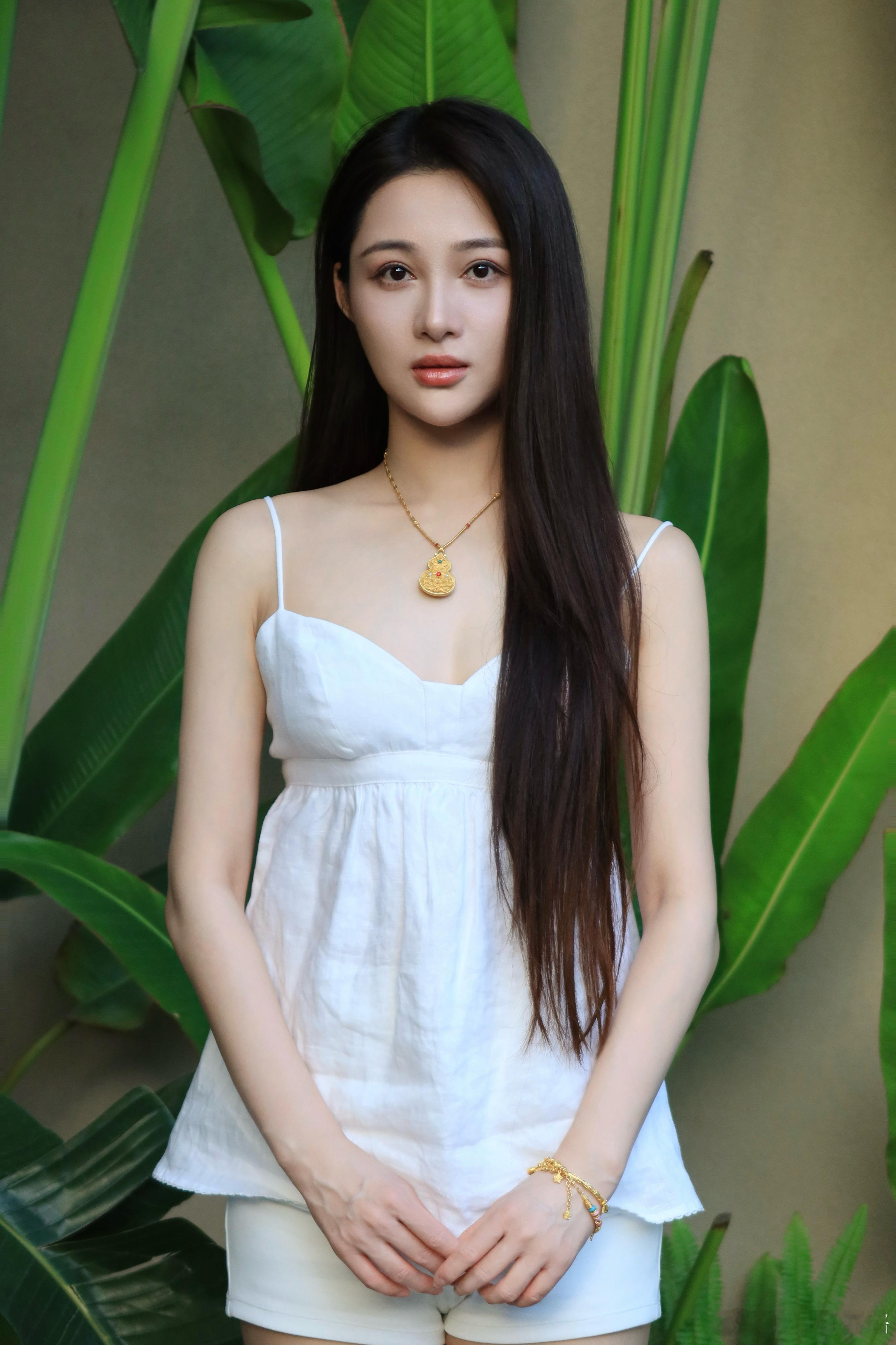 孙嘉璐夏天中筒白丝造型 ​​​