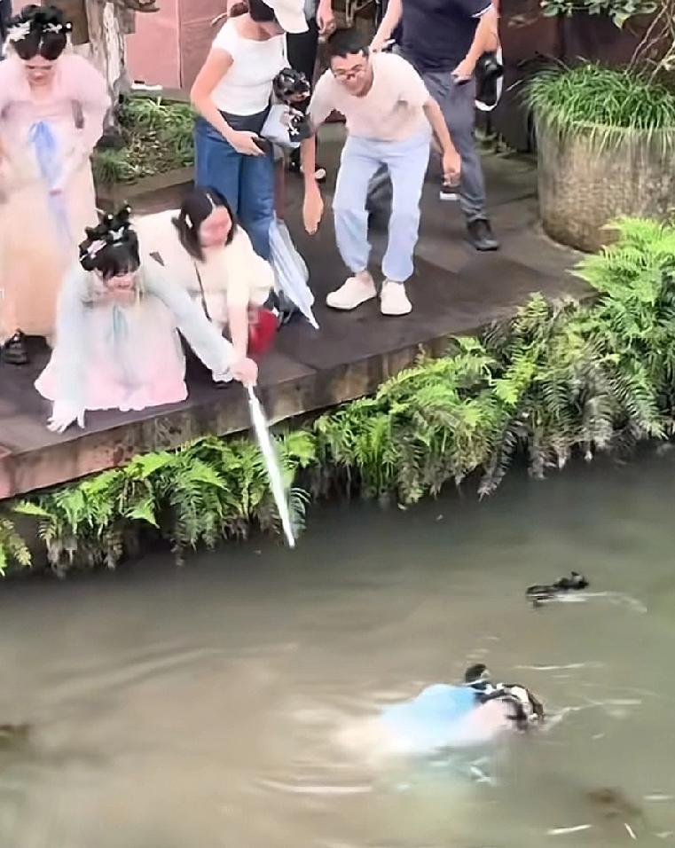 出片有风险，旅游要谨慎，危险真的无处不在！


2025年10月5日下午，四川宜