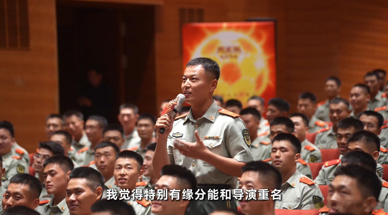千名武警观看电影功夫女足 部队组织集体观影丰富军旅文娱生活，功夫女足的逆袭故事振