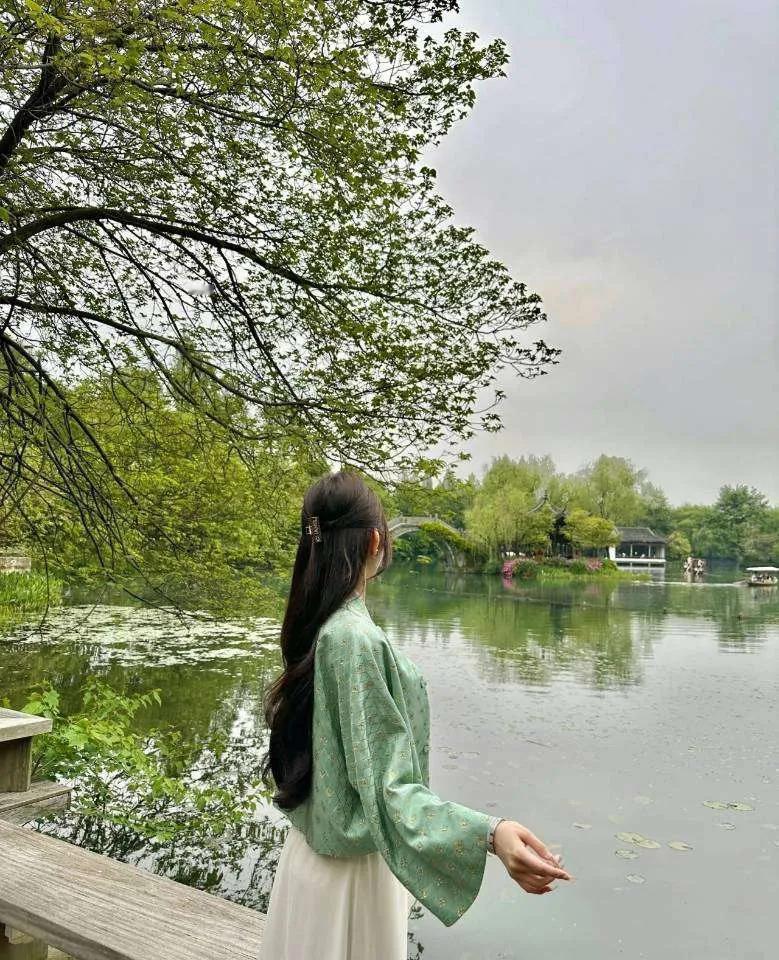 生意人的账簿，
记录收入与支出，
两数相减，便是盈利。
而人生的账簿，
记录爱与
