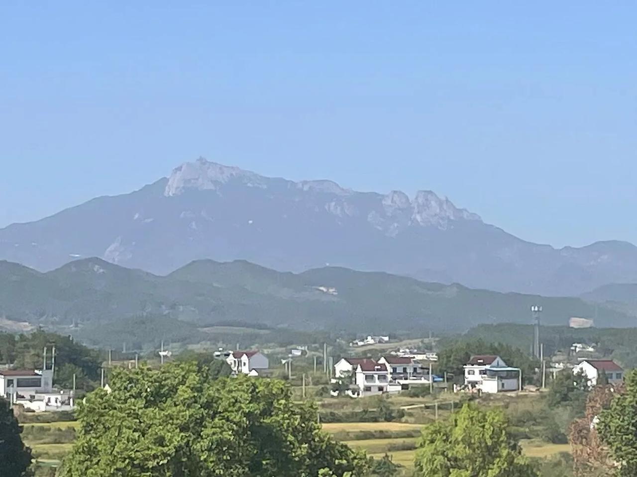 远拍天柱山
天柱山座落于安徽安庆潜山市境内，站在三十公里的潜山市黄铺木子包上，远