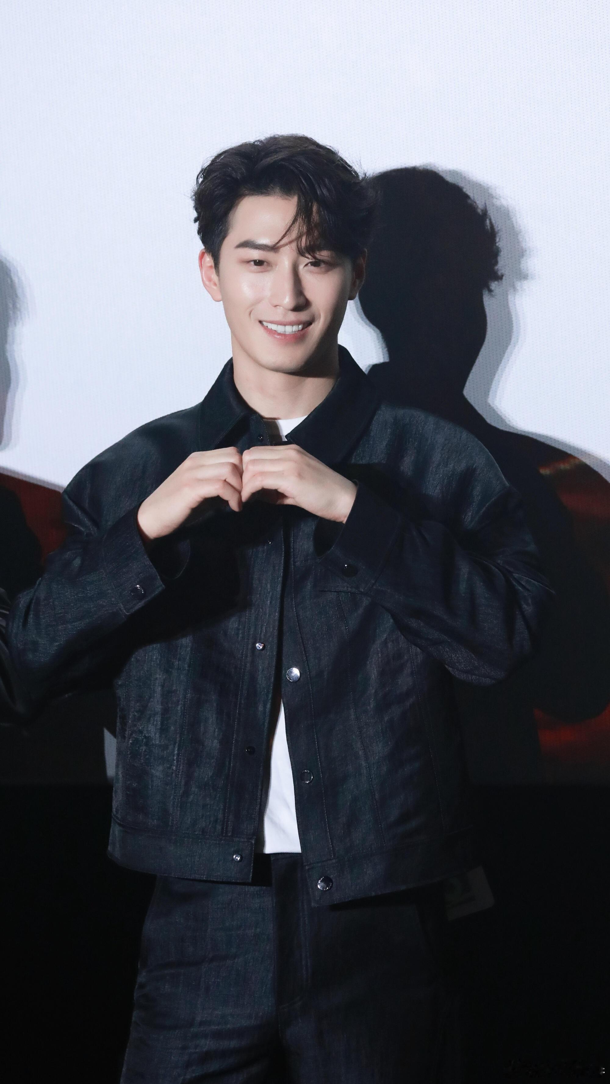 窦骁喜欢极限运动窦骁问五一去哪玩儿 从山林徒步到海上帆船再到雪地驰骋，窦骁把极限