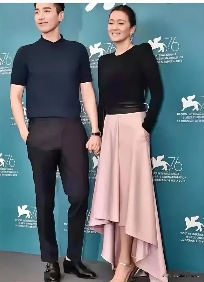 巩俐身材完美，气质和魅力都很迷人，她手牵着的这位男星是谁呢？有人说巩俐比这位男星