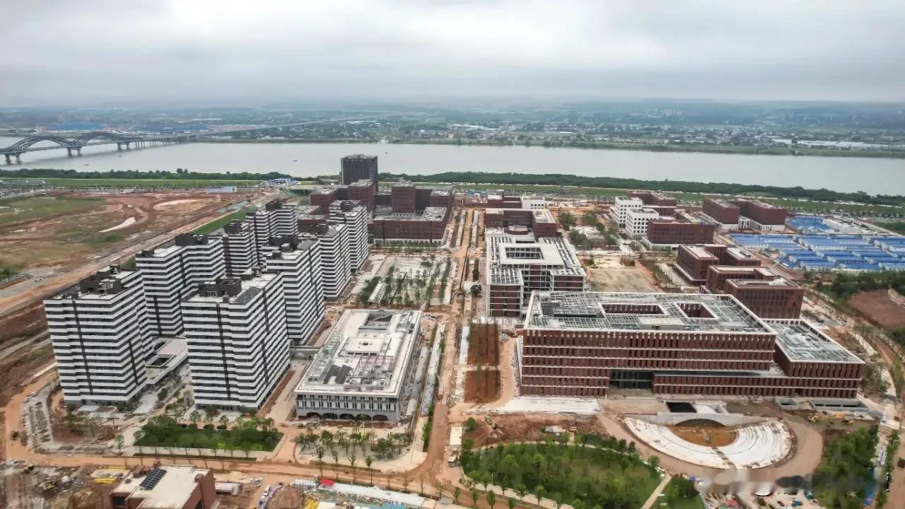 长株潭融城重大利好！位于融城板块的湖南大学新校区就要开学了！
根据规划，湖南大学