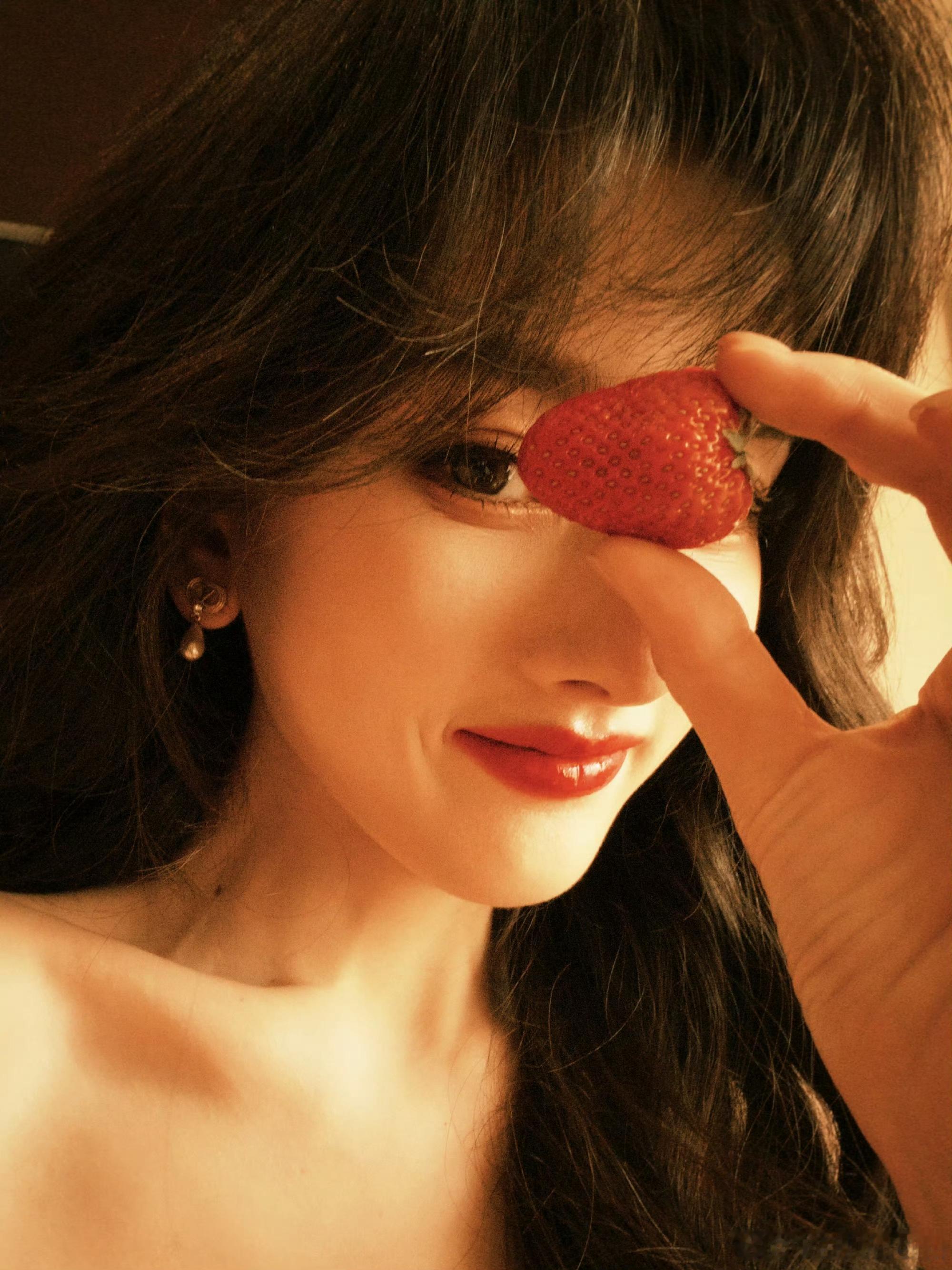 宋祖儿这是什么明艳大杀四方的美貌啊😭暖黄灯光打下来，她整个人都像裹着一层柔光，