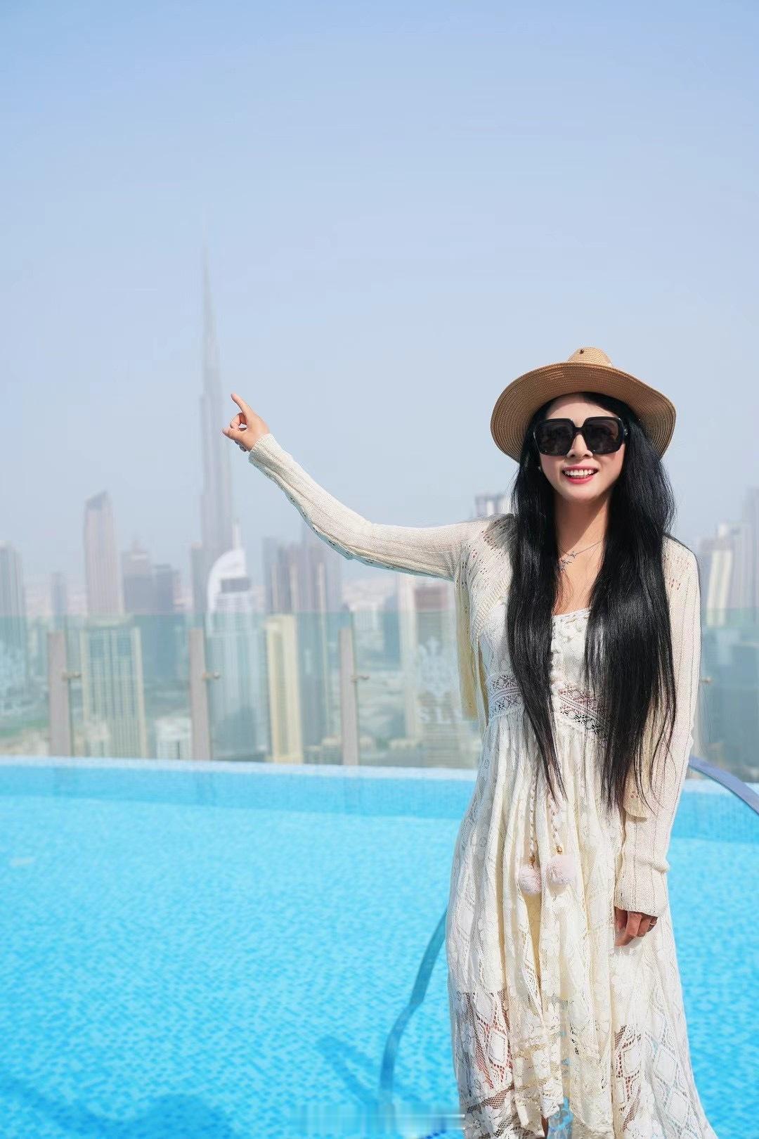 🌟在迪拜的云端畅游，遇见世界之巅的奢华体验！🏊‍♀️ 亲爱的小伙伴们，你们有