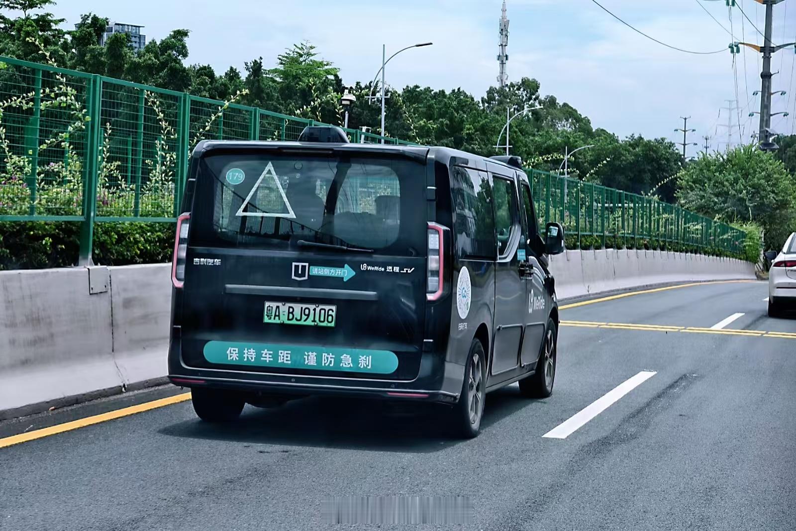 第一次见到文远知行的远程超级van 无人出租车活体，据说去年就在广州试运行了。你